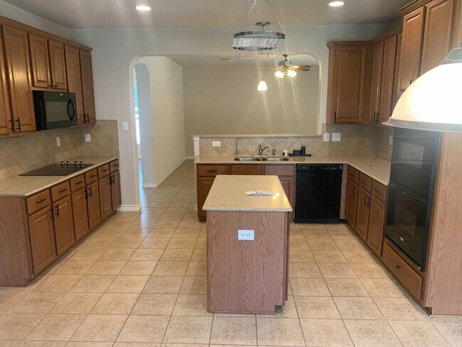 Foto del edificio - AMAZING 4 Bedroom 3.5 Bath Home NEAR STONE...