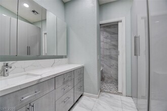 Building Photo - 8316 Vantare Ct