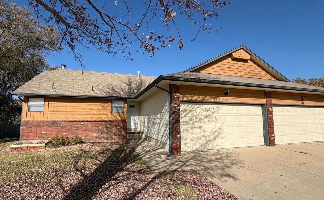 Primary Photo - Andover Twin Home!