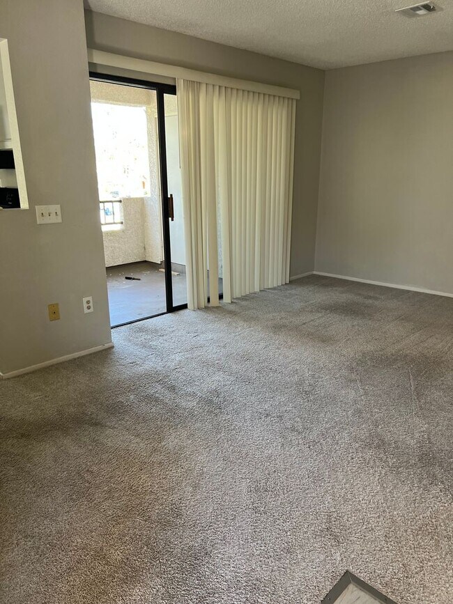 Foto del edificio - 1-bedroom condo - great location in Mira Mesa!