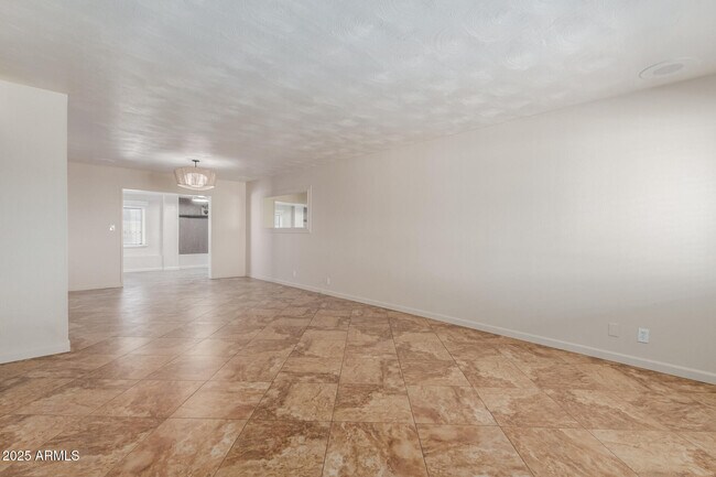 Foto del edificio - 9415 N 16th St