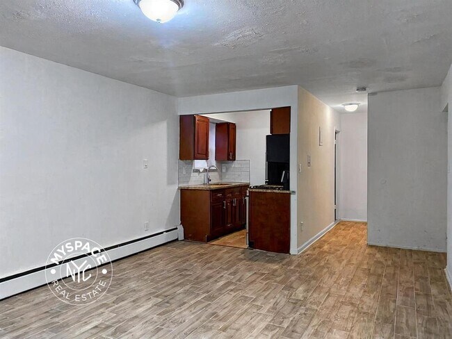 Foto del edificio - 8706 Dumont Ave