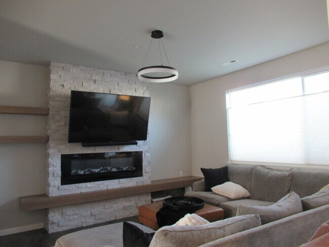 Foto del edificio - Well maintained 3 bedroom, 2.75 bath townhome in Puyallup