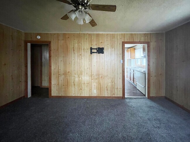 Building Photo - NOW LEASING! Fenced Yard