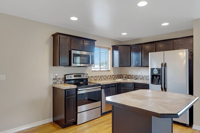 Foto del edificio - 3 Bedroom townhome NO deposit