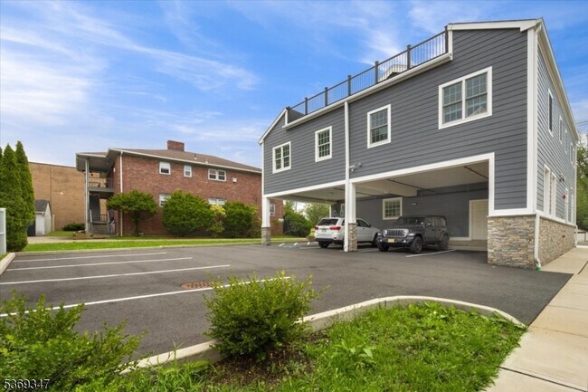 Foto del edificio - 627 Bloomfield Ave