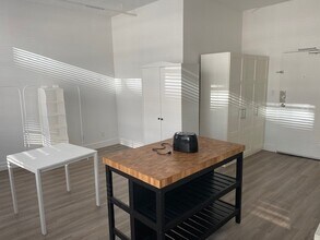 Building Photo - 116 W Hastings St