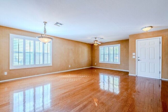Building Photo - Bright & Spacious 3-Bed Oasis with Pool in...