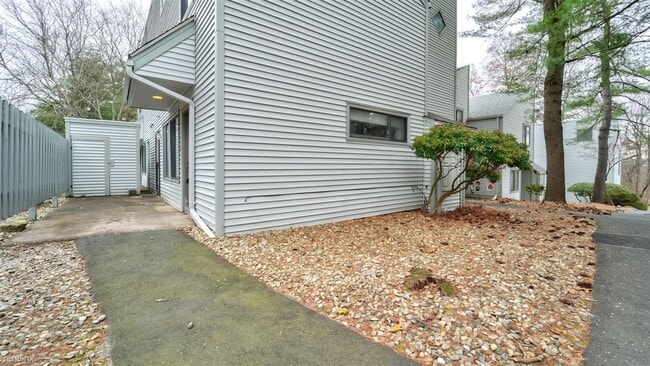 Building Photo - 1 br, 1 bath Townhome - 7A Talcott Forest ...