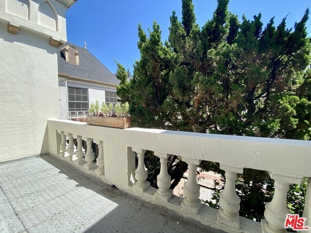Foto del edificio - 2254 N Beachwood Dr
