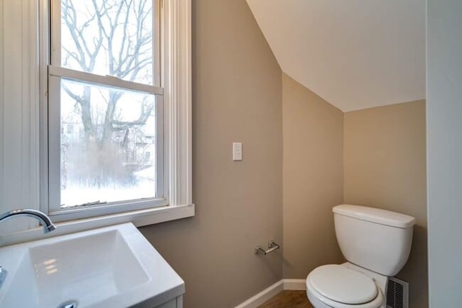 Building Photo - Newly Remodeled Mid-Century Home