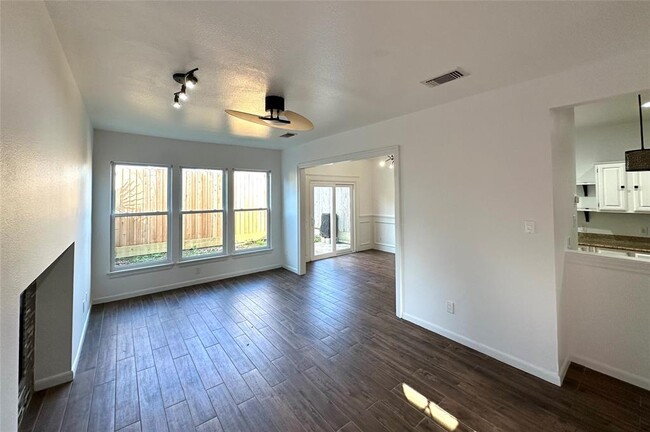 Building Photo - 2710 N Sabine St