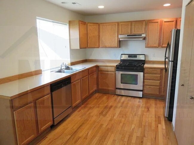 Building Photo - Stunning and cozy house in Dupont!
