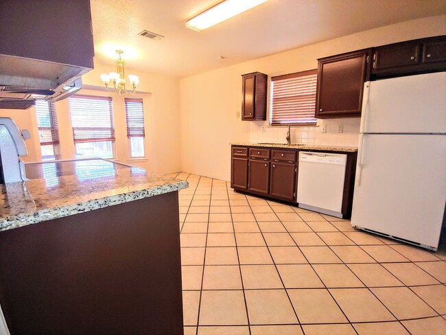 Foto del edificio - Check out this ADORABLE 4 bed / 2 bath hom...