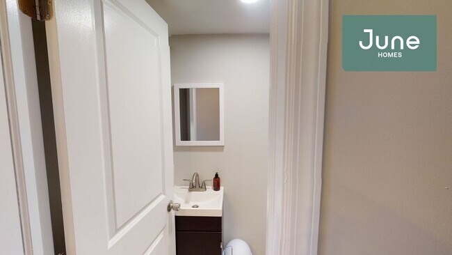 Building Photo - ROOM ONLY in 3-bed/1.5-bath Home
