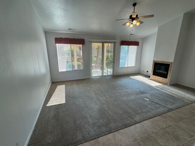 Foto del edificio - 3-Bed, 2-Bath Standalone Home with 2 Car G...
