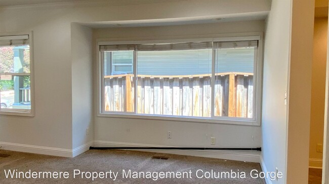 Building Photo - 3 br, 2 bath House - 604 E 9th St