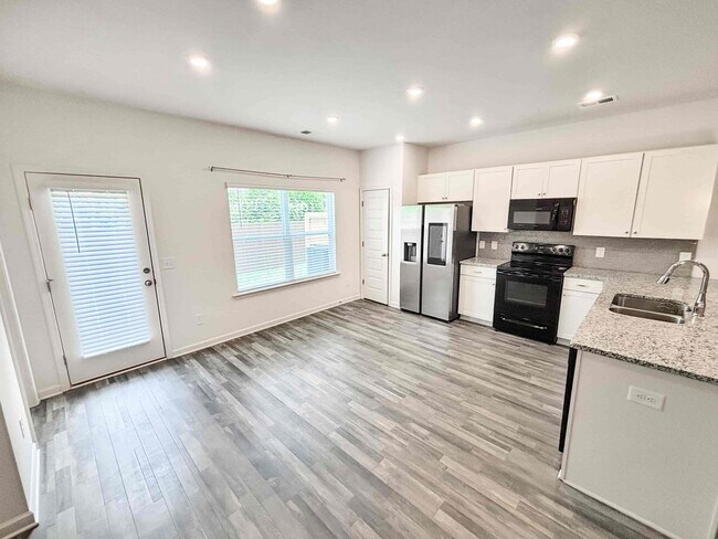Building Photo - 5784 Silver Lk Dr