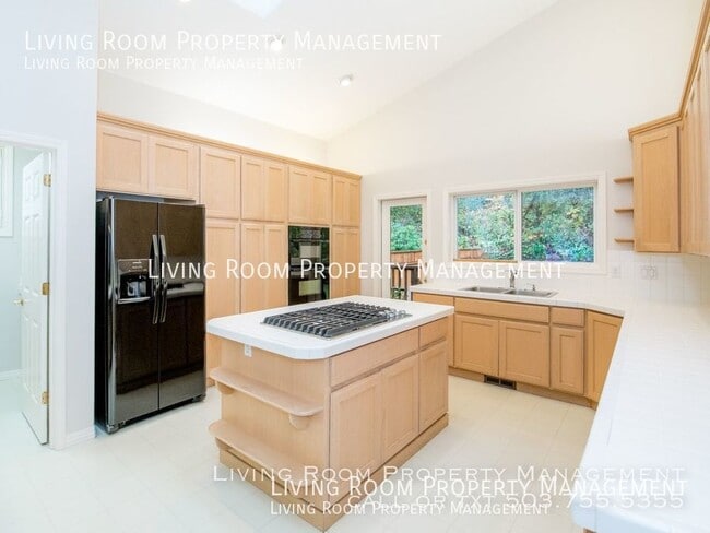 Building Photo - Charming Bungalow with Private Yard and AC!