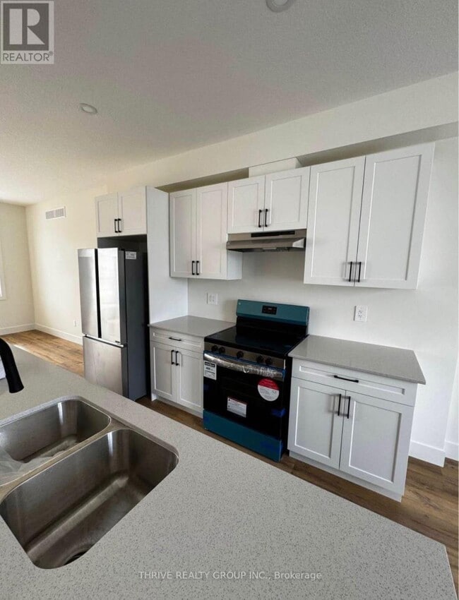 Building Photo - 1595-1595 Capri Cres
