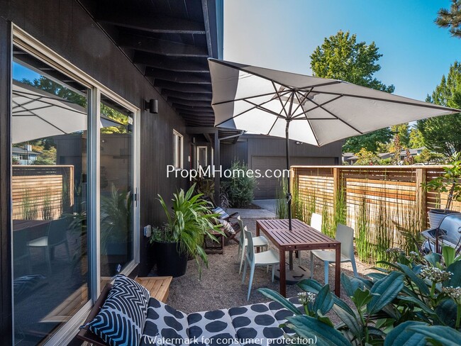 Building Photo - Discover Charm Mid-Century Modern Home In ...