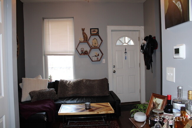 Building Photo - 1402 N Greenview Ave