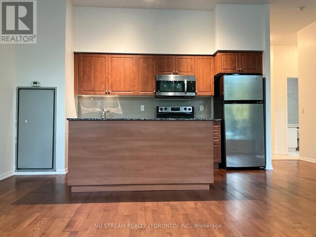 Building Photo - 215 Fort York Blvd