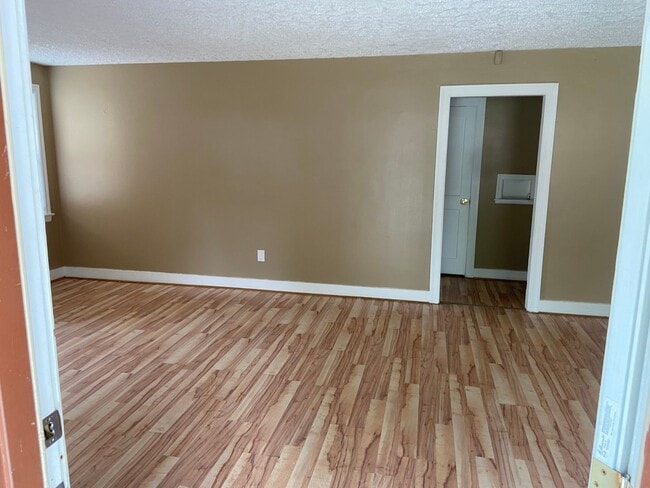 Building Photo - ***ON HOLD**2 Bedroom / 1 Bathroom Home fo...