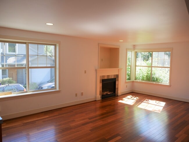 Foto del edificio - 4 Bedroom Townhouse Blocks from Seattle Un...