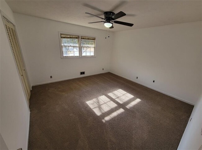 Building Photo - 5651 Four Winds Dr SW