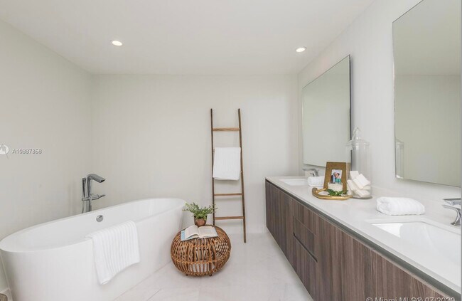 Foto del edificio - 488 NE 18th St