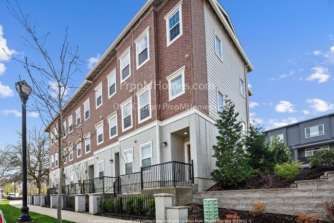 Building Photo - Updated 3 Bed Townhome in Highly Desired V...