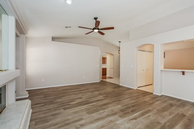 Foto del edificio - 5028 Monte Del Sol Ln