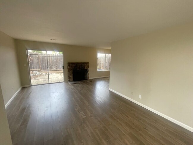 Foto del edificio - 2424 Redwood Dr