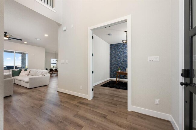 Building Photo - 204 Roseleaf Ct