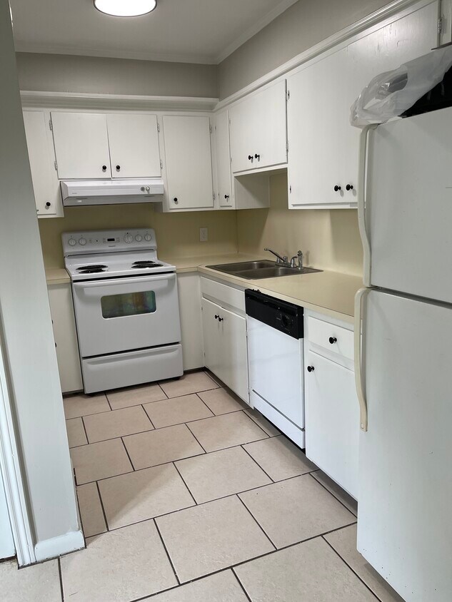 Building Photo - 8266 Bayou Fountain Ave