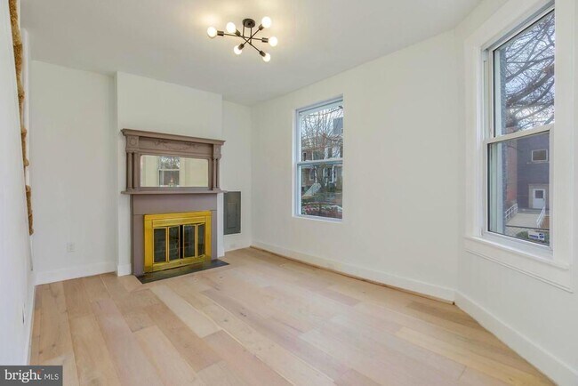 Foto del edificio - 745 Kenyon St NW