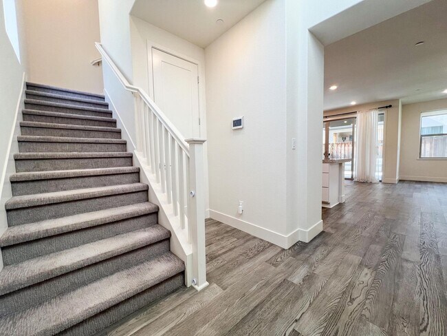 Building Photo - Newer Spacious 5 Bedroom Home Located in C...