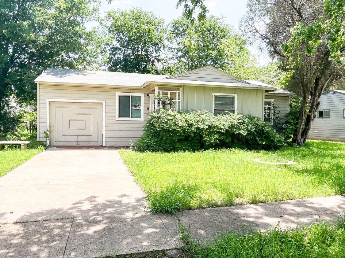 Primary Photo - Cute Home off Rancier