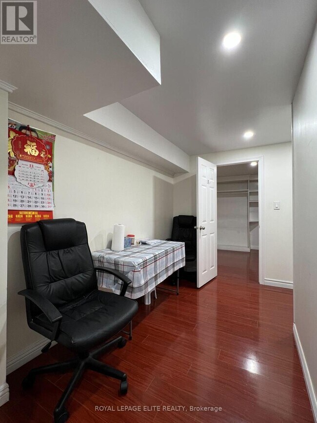 Photo du bâtiment - 3281 Martins Pine Crescent