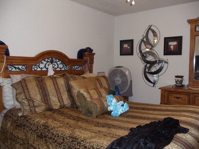 Foto del edificio - 2 br, 1 bath 4plex - 1504 Oakdale Cir 1504...