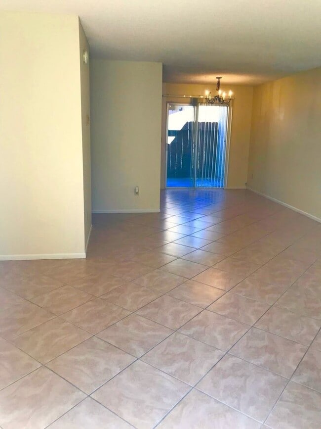 Building Photo - Stunning 3-Bedroom 1.5 bath home located i...
