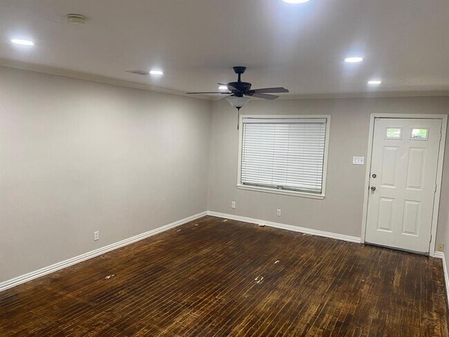 Foto del edificio - 13006 Lawrence Ln
