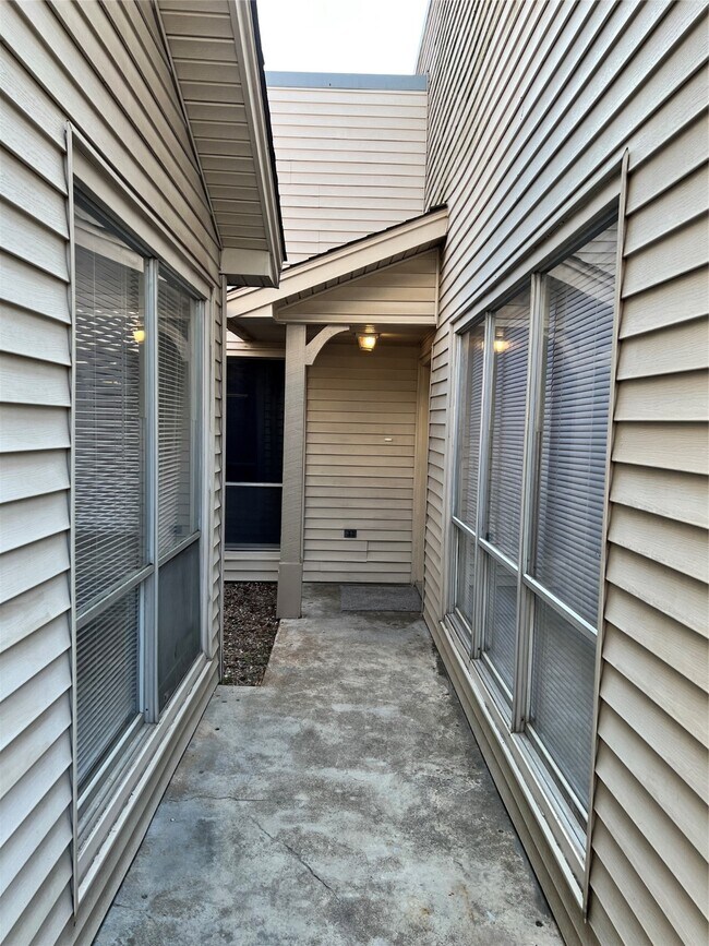 Building Photo - 327 Maybrook Dr
