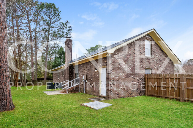 Building Photo - Stunning Brick Home in Quiet Cul-De-Sac