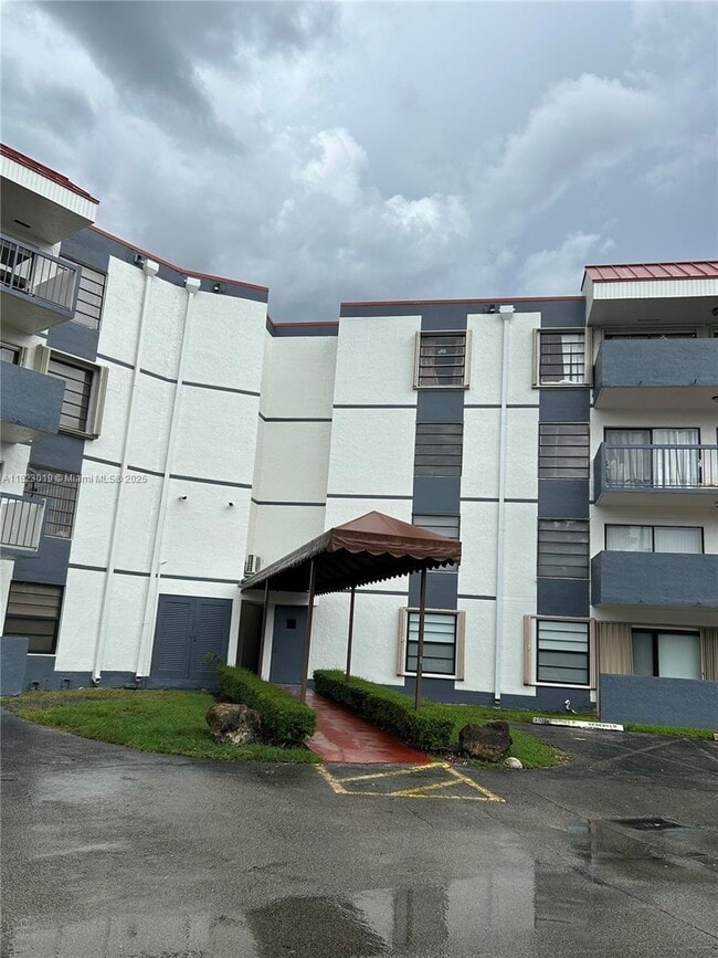 Building Photo - 5900 SW 127th Ave