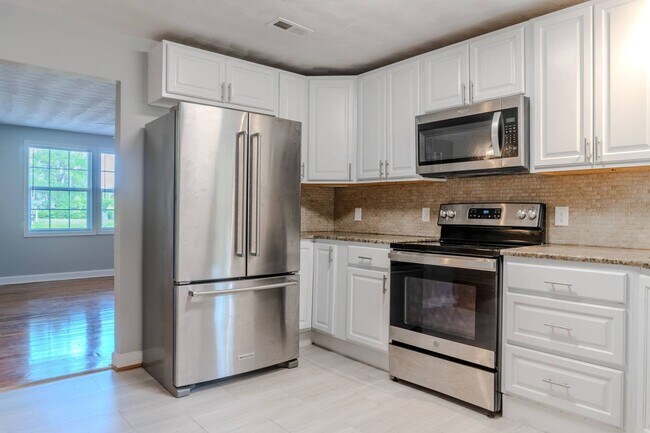 Building Photo - Charming Portsmouth Home with Spacious Backyard