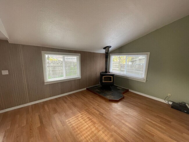 Building Photo - Quiet Fort Bragg Cottage