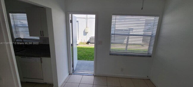 Building Photo - 3856 S Circle Dr