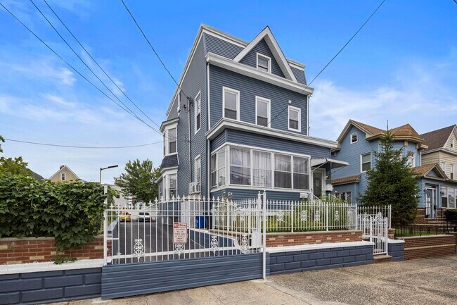 Building Photo - 209 Danforth Ave